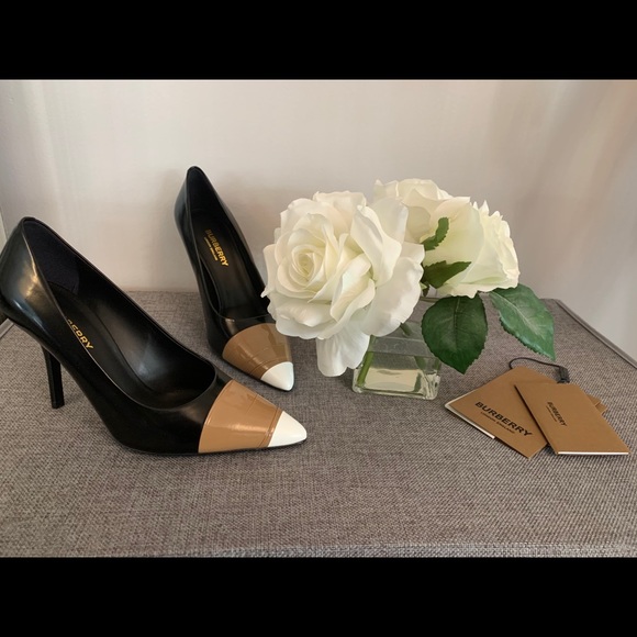 ⭐️SOLD⭐️!!!Burberry Black Annalise Patent Leather Pumps - Picture 1 of 11